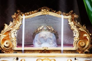 Zloděj lebku sv. Zdislavy při krádeži poškodil, vyprostit ji z betonu trvalo 16 hodin - Novinky